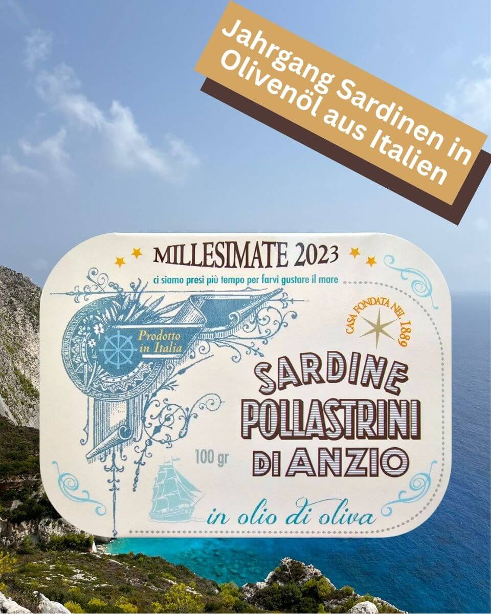 Jahrgangssardinen 2023 in Olivenöl von Pollastrini, Feinkost aus Italien auf malerischer Küstenlandschaft.