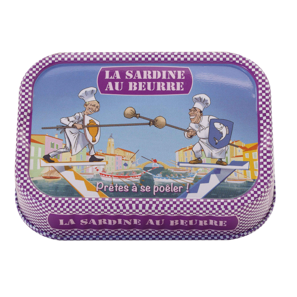 Eine Dose mit Sardinen mit Butter und Thymian von La Bonne Mer zum braten. Dose mit Illustration von zwei Köchen am Meer. Sardinen in Mannheim kaufen