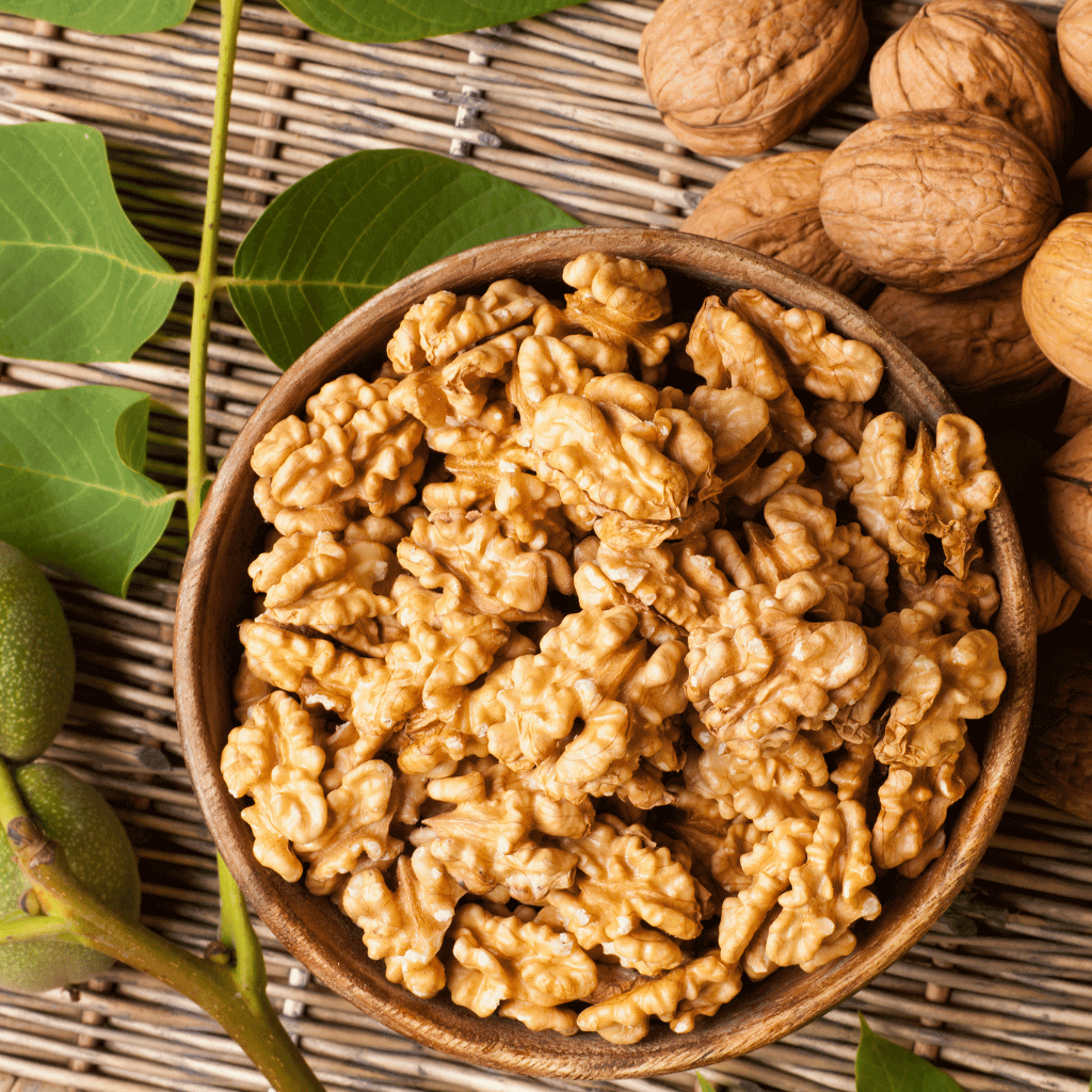 Eine Schale geschälte Walnüsse Mannheim Innenstadt