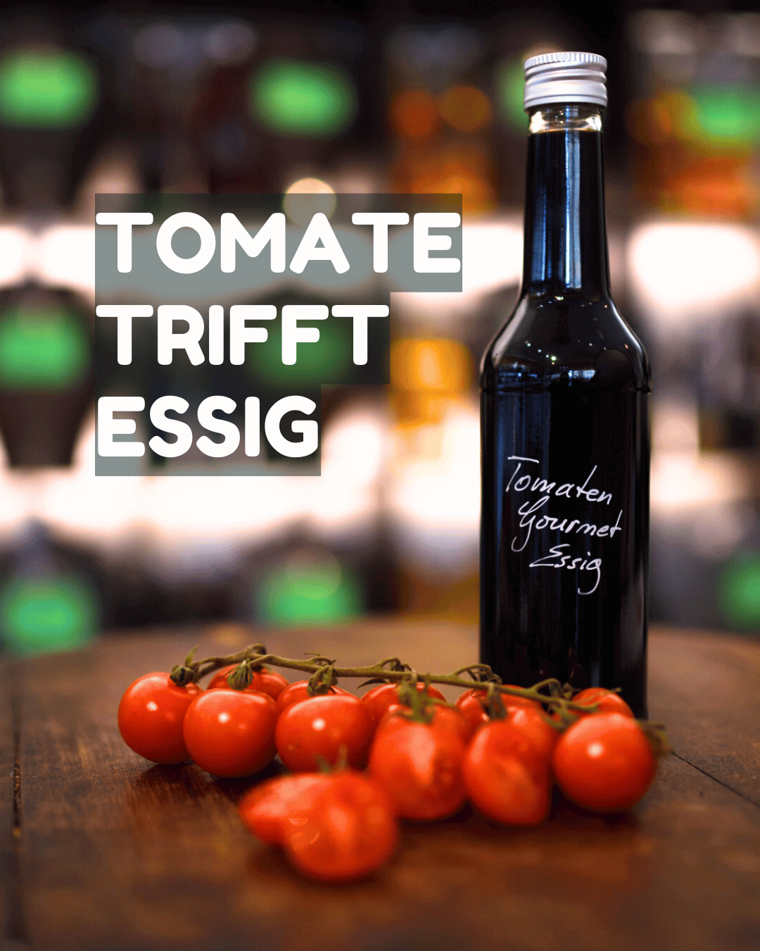Eine Flasche dunkler Tomatenessig mit Toamte und Basilikum in Mannheim Innenstadt.