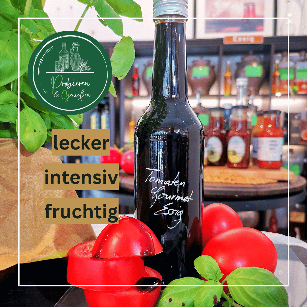 Eine Flasche dunkler Tomatenessig mit Toamte und Basilikum in Mannheim Innenstadt.