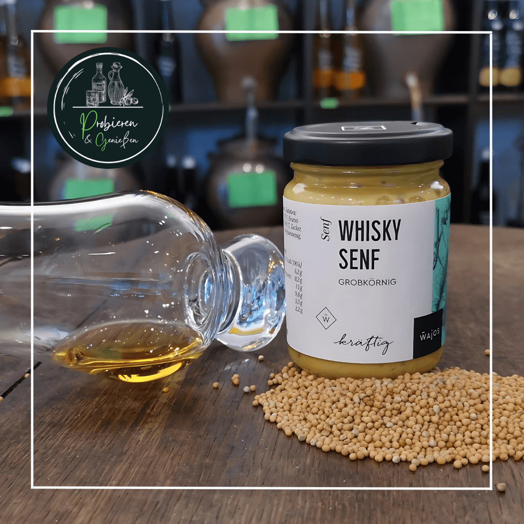 Ein Glas Whisky Senf auf einem Holzbrett mit Senfkörnern und einem Glas Whiskey in Mannheim Quadrate