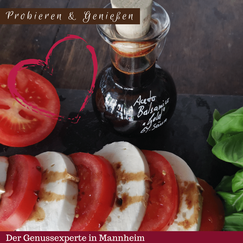 Eine kleine Flaschen Aceto Balsamico di Modena in Mannheim mit Tomate Mozzarella