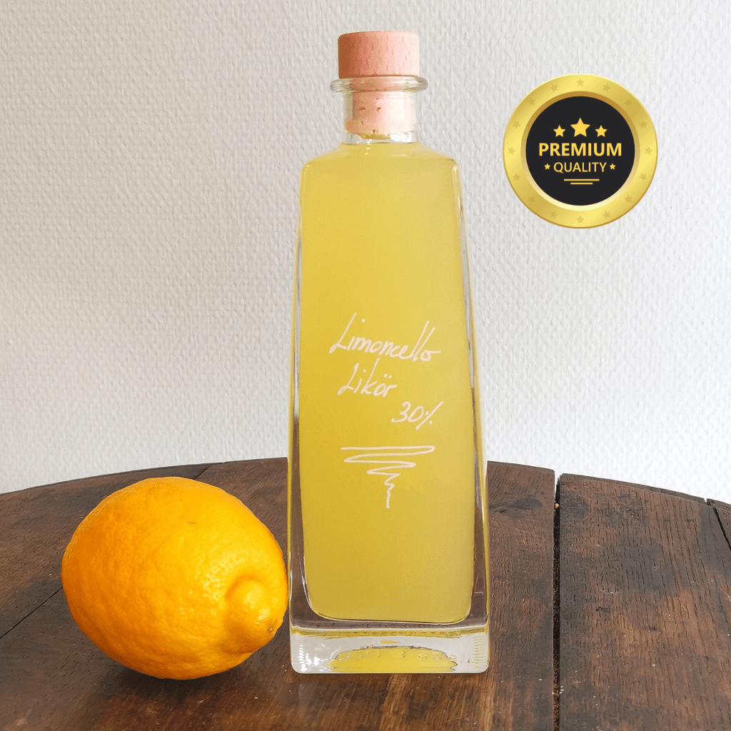 Flasche gelber Limoncello Likör mit 30% Vol. - Sommer in Mannheim - italienischer Zitronenlikoer